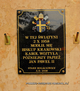 tablica papieska na kościele w Starych Bogaczowicach