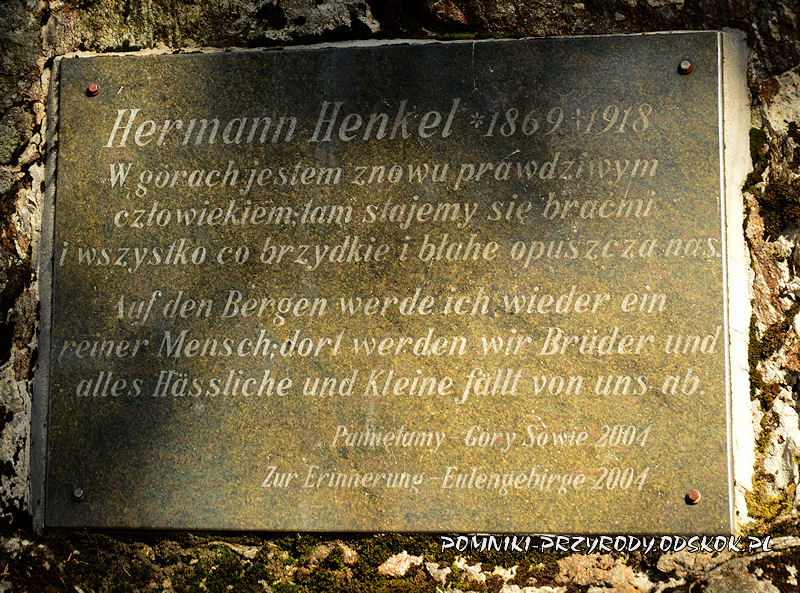 Niedźwiedzia Skała - tablica poświęcona Hermannowi Henkelowi
