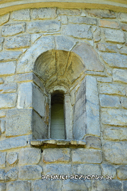 Kościelec Kolski - romańskie okienko w absydzie