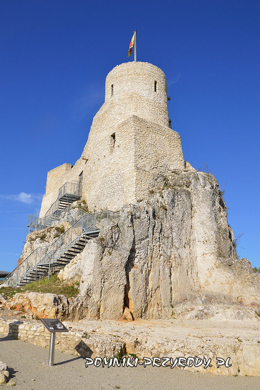 Rabsztyn - pomnikowa skała na której wybudowano wieżę zamkową