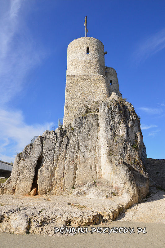 Rabsztyn - wieża zamku posadowiona na wapiennej skale