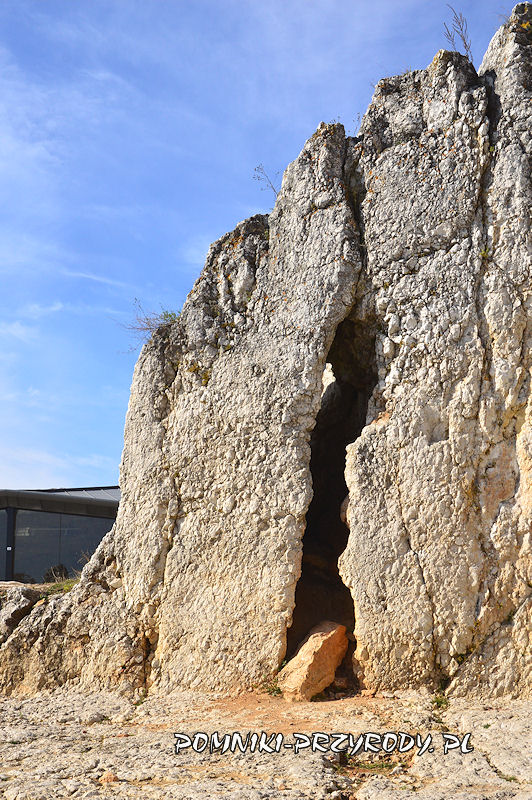 wapienna skałka przy wieży zamku w Rabsztynie