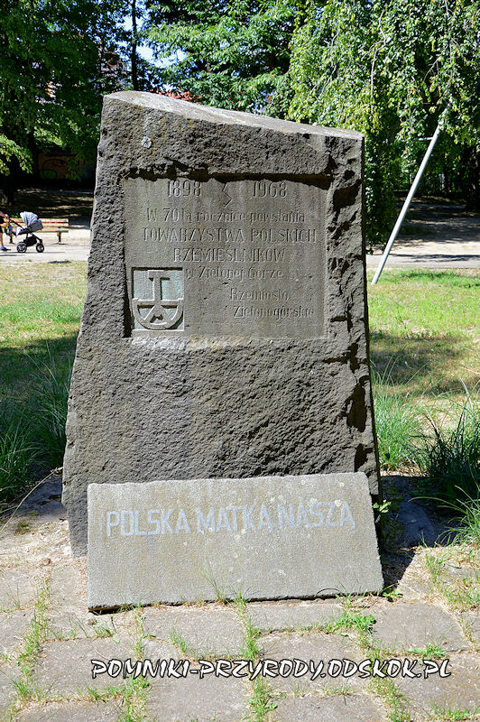 głaz narzutowy - pomnik w Parku Piastowskim w Zielonej Górze