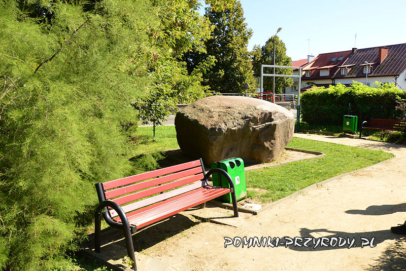 Turek - pomnikowy głaz przy przy ogrodzeniu placu zabaw