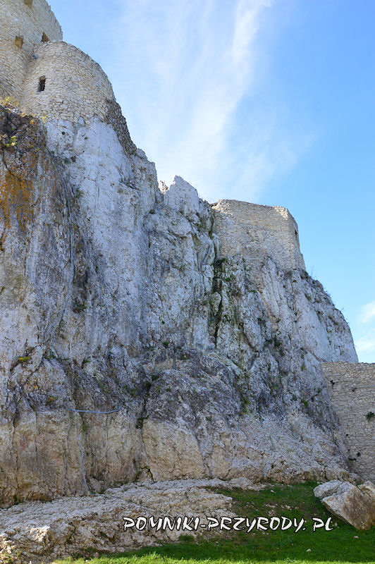 wapienne skałki na wewnętrznym dziedzińcu zamku w Rabsztynie