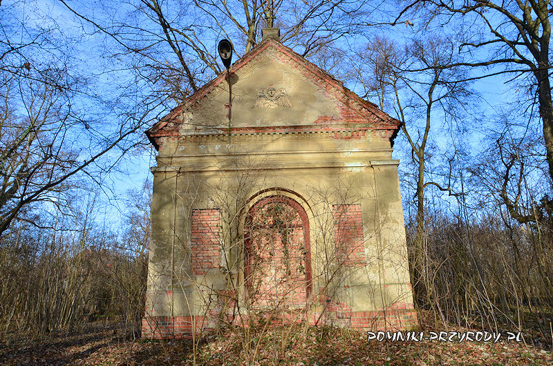 Moczydlnica Klasztorna - kaplica grobowa w parku
