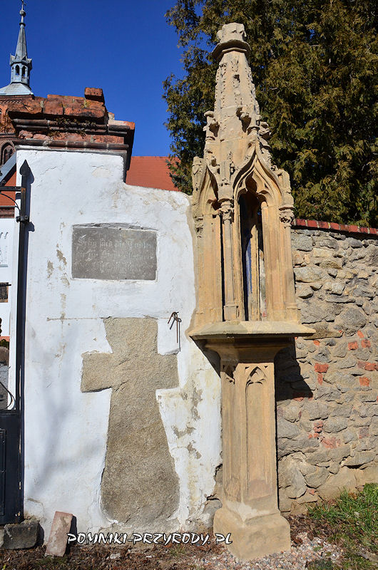 Śmiałowice - krzyż pojednania i sakramentarium
