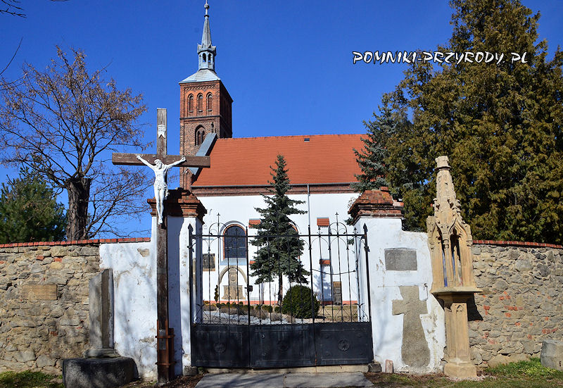 brama kościoła w Śmiałowicach