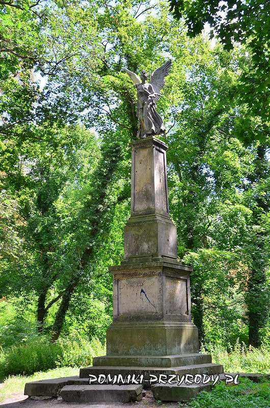 pomnik ustawiony w parku w Dąbroszynie