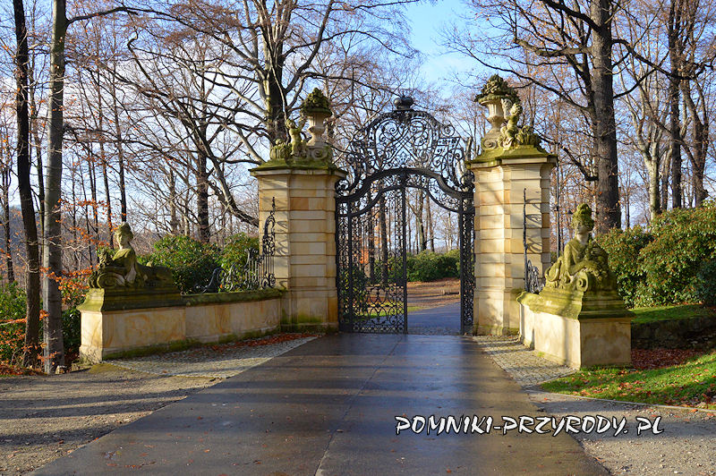 brama parkowa na terenie kompleksu zamku Książ