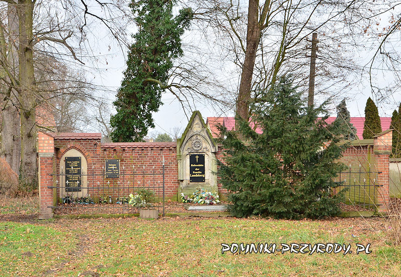 Grobowiec Landsbergów w parku pałacowym