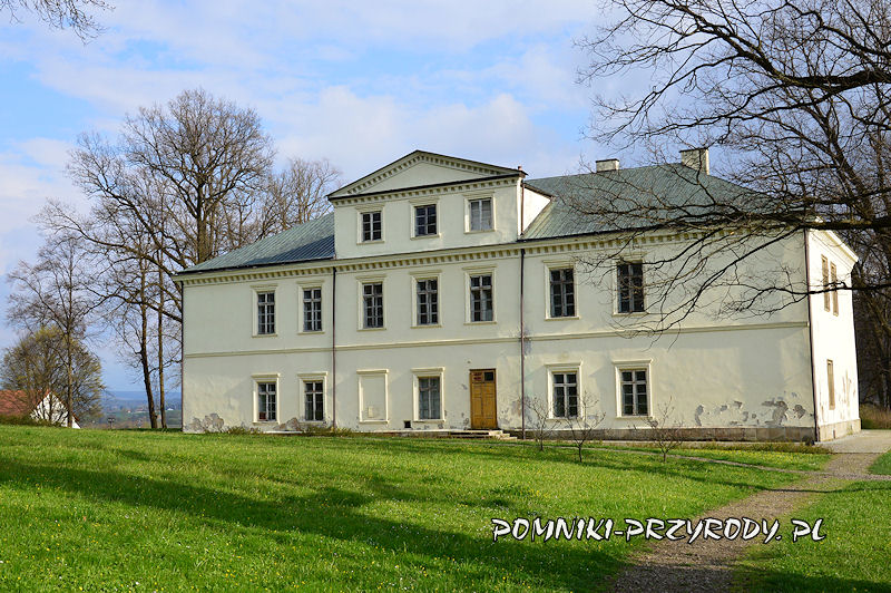 Wiśniowa - fasada pałacu od strony parku