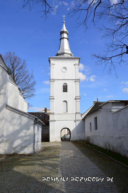 dzwonnica - brama kościoła w Nowym Żmigrodzie