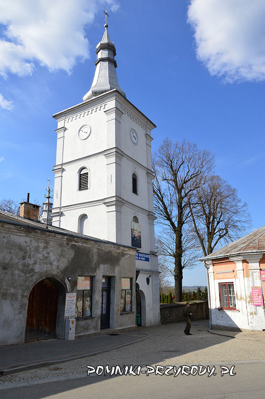 dzwonnica kościoła w narożniku rynku w Nowym Żmigrodzie