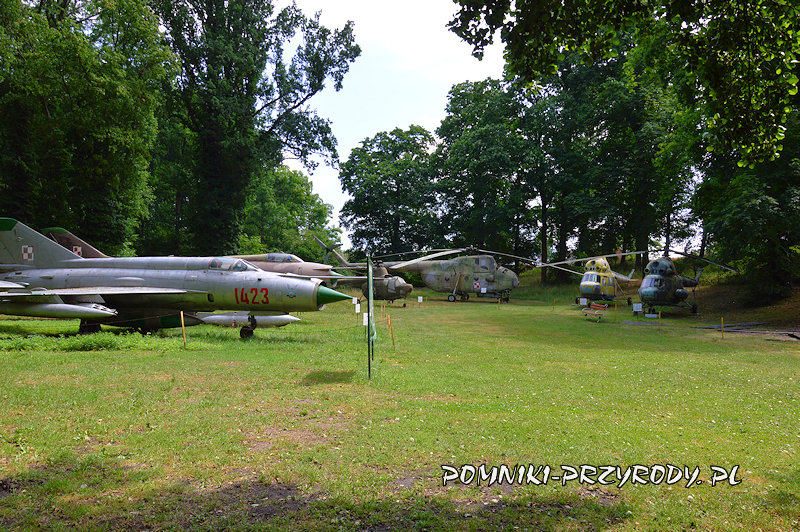 Lubuskie Muzeum Wojskowe w Drzonowie - wystawa śmigłowców i samolotów