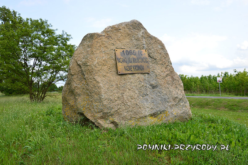 Kromnów - pamiątkowy głaz z tablicą Kromnów - pamiątkowy głaz z tablicą